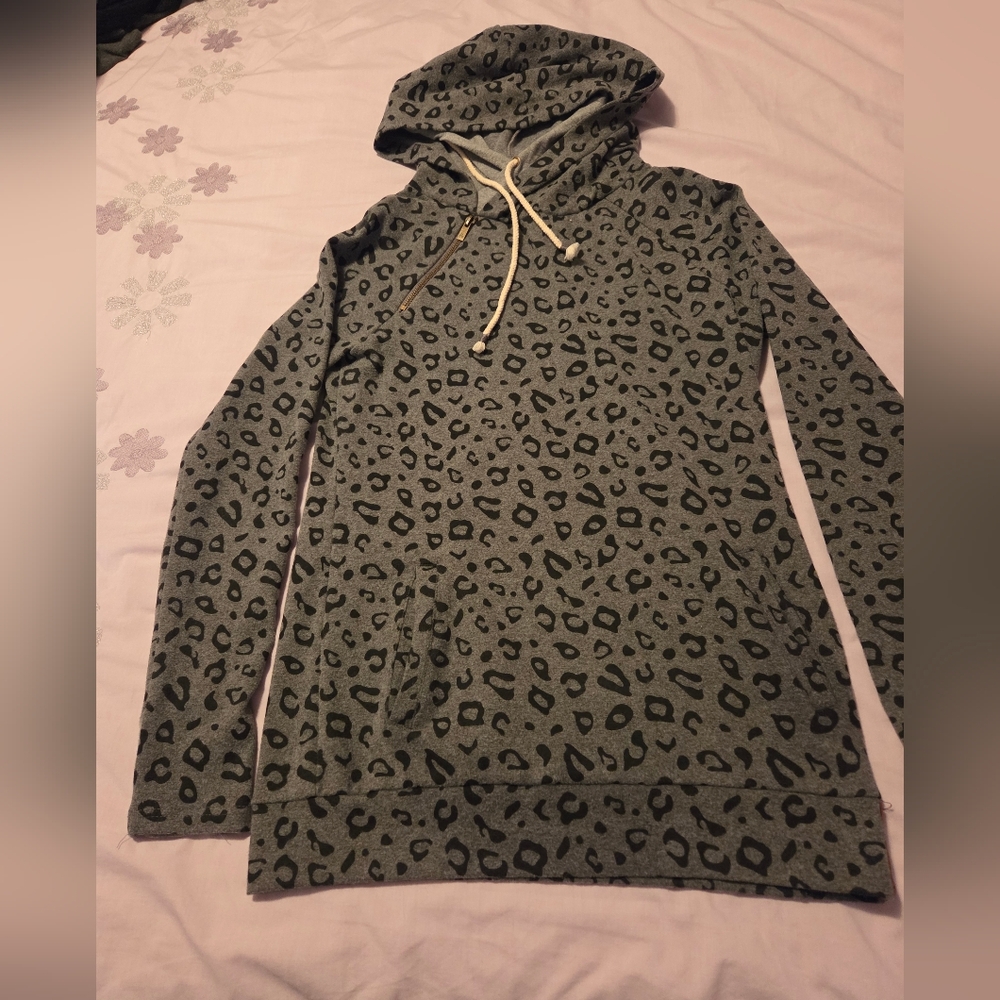 Ampersand Avenue Women's Grey & Black Animal Print Hoodie Size Small